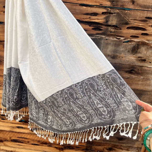 UNBRANDED | Oversized Paisley B&W Scarf - Picture 2 of 4